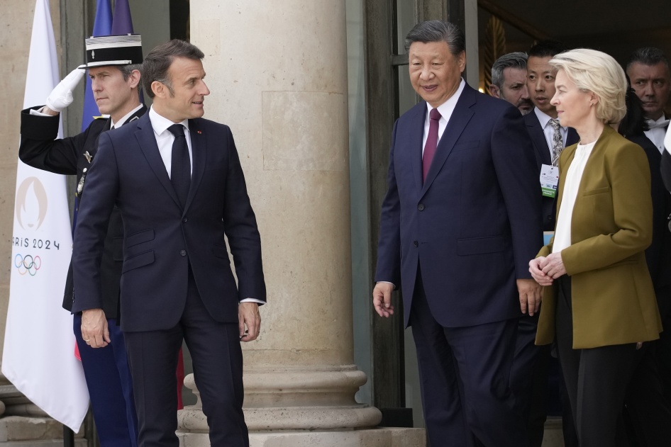 Chinas Präsident Xi Jinping, Mitte, verlässt nach seinem Treffen mit dem französischen Präsidenten Emmanuel Macron, links, und der EU-Kommissionspräsidentin Ursula von der Leyen den Elysee-Palast, Montag, 6. Mai 2024, in Paris.